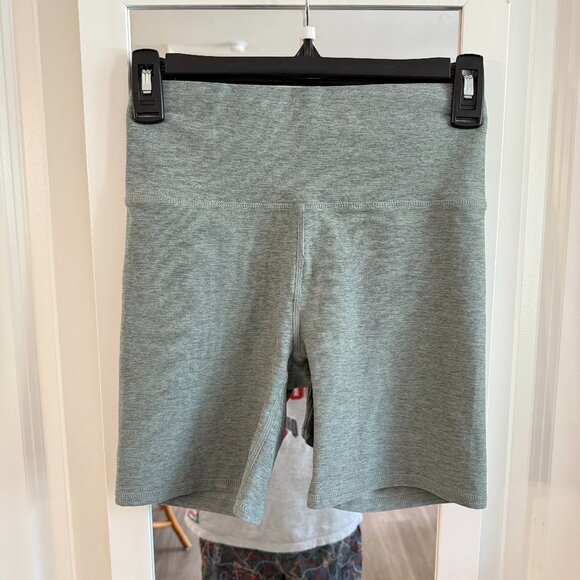 Vuori Pants - Vuori Clean Elevation Shorty 6" Size Small Color Green Grey
